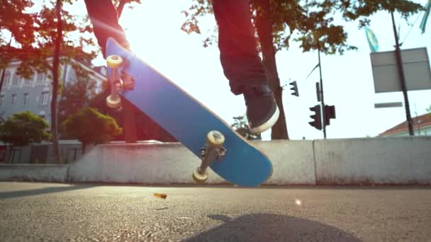 SLOW MOTION: Cool skateboardista projíždějící městem přistane falešný kickflip. - Záběry, video