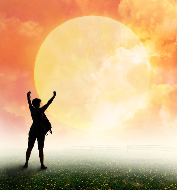 naisten siluetti taustalla hämmästyttävä auringonlasku
 - Valokuva, kuva