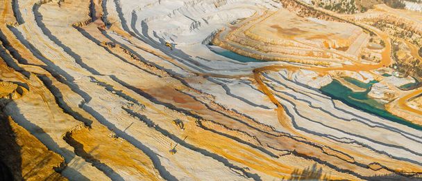 Panoramatický výhled na pískoviště. Těžba rudy a přírodních zdrojů. Pohled shora na písčitou texturu - Fotografie, Obrázek