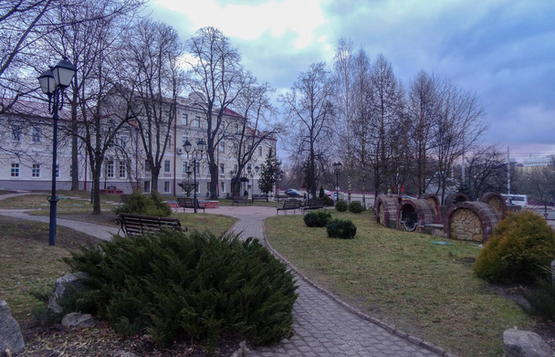 Vitebsk είναι μια πόλη στη Λευκορωσία, Ανατολική Ευρώπη. Όμορφες παλιές εκκλησίες, φαρδιά δρομάκια, ευχάριστες πλατείες. Πολύ κουλ.! - Φωτογραφία, εικόνα