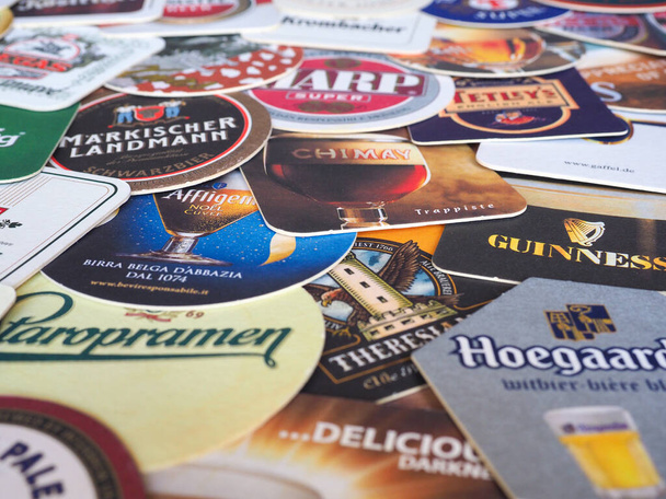 LONDRES, Reino Unido - MARÇO 10, 2020: tapetes de cerveja de muitas marcas diferentes
 - Foto, Imagem