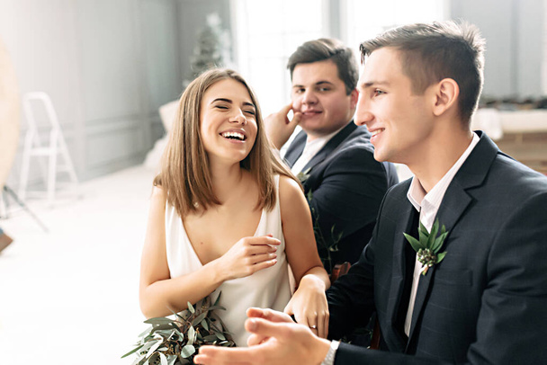 The guests look at the newlyweds and smile - Foto, Imagen