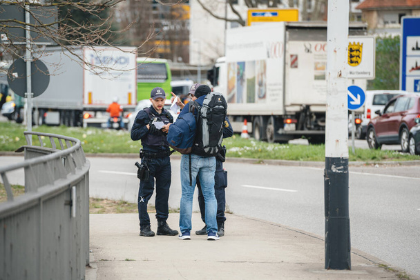 Deutsche Polizisten kontrollieren am Grenzübergang in Kehl Menschen mit Reiseerlaubnis - Foto, Bild