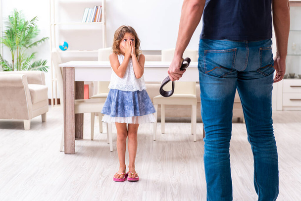 Rozzlobený otec trestá svou dceru - Fotografie, Obrázek