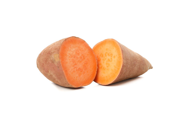 Sladké brambory izolované na bílém pozadí. Zelenina - Fotografie, Obrázek