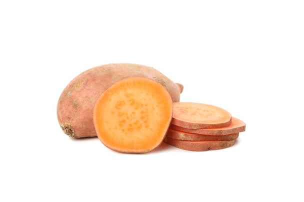 Zoete aardappel en plakjes geïsoleerd op witte achtergrond - Foto, afbeelding
