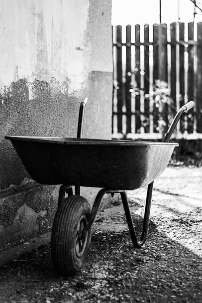 Fekete-fehér fénykép egy talicskáról, amit a romániai Ialomitában való szállításra használnak - Fotó, kép