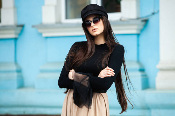 Szépség divat portré fiatal gyönyörű barna lány hosszú fekete haj visel napszemüveg. Szépség orosz lány arc természetes bőr. Európai csillogás. Csinos hipster lány napszemüvegben.. - Fotó, kép