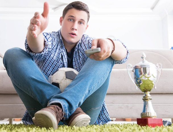 młody człowiek student oglądanie piłki nożnej w domu - Zdjęcie, obraz