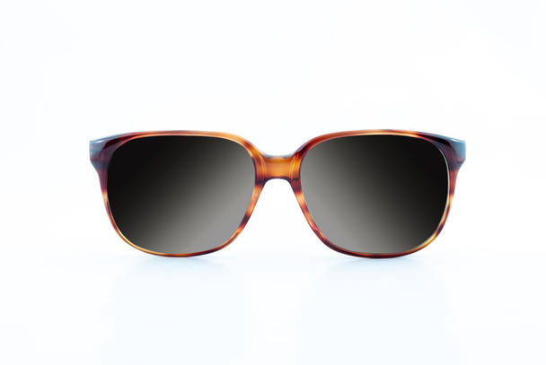 Braune Sonnenbrille isoliert auf weißem Hintergrund - Teenager-Sonnenbrille isoliert vor weißem Hintergrund - Foto, Bild
