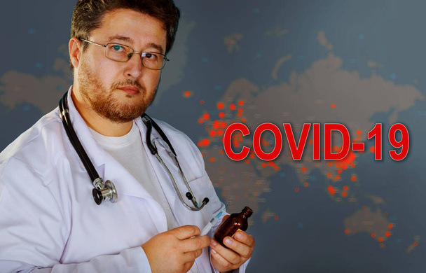 Globalna pandemia z koronawirusem COVID-19 ręka lekarza trzymającego strzykawkę w wirusie jest na całym świecie - Zdjęcie, obraz