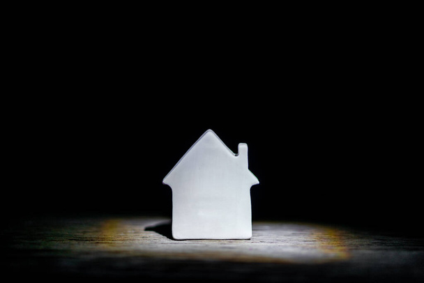 Spot ışıkları altında sıcak ve dost canlısı bir ev. Emlak planlaması için ahşap konut modeli ve ev modeli. - Fotoğraf, Görsel