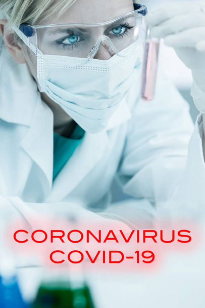 Női orvostudós vagy női orvos, aki egy Coronavirus COVID-19 vakcinakutató laboratóriumban vagy laboratóriumban kémcsövet vizsgál szöveges szöveggel - Fotó, kép