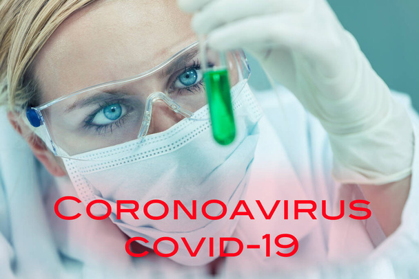 Női orvostudós vagy női orvos, aki egy Coronavirus COVID-19 vakcinakutató laboratóriumban vagy laboratóriumban kémcsövet vizsgál szöveges szöveggel - Fotó, kép