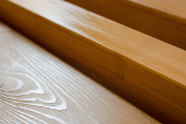 Fundos e texturas. A textura das placas e painéis feitos de madeira de lariço, coberto com verniz brilhante para fechar o interior
 - Foto, Imagem