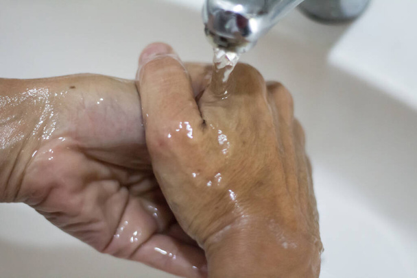 lavarsi le mani della donna con acqua e sapone
 - Foto, immagini