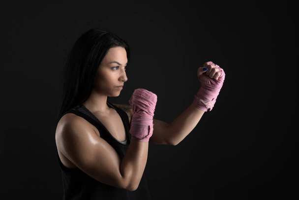 сексуальная девушка тренируется в тренажерном зале занимается боксом
 - Фото, изображение