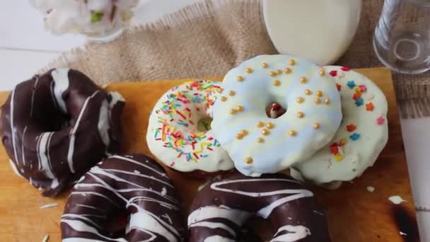 伝統的な休日のドーナツ。各種ドーナッツ - 映像、動画