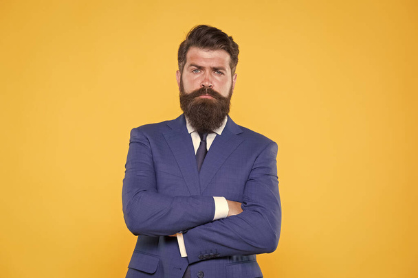 Looking smart at work. Confident businessman. Businessman keep arms crossed. Elegant businessman yellow background. Bearded man in formalwear. Professional businessman with beard and stylish hair - Foto, Imagem