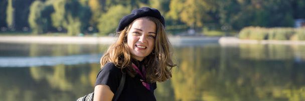 Het meisje in baret en rok in het park, leuk meisje portret in Franse stijl - Foto, afbeelding