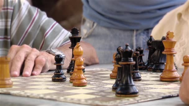 Staří muži hrají šachy. Zavřít.  - Záběry, video