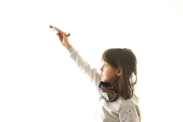 концепція мрій і подорожей. пілот-авіатор дитина з іграшковим літаком грає вдома у своїй кімнаті
  - Фото, зображення
