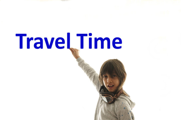holčička s letovými brýlemi na bílém pozadí, cestovní čas - Fotografie, Obrázek