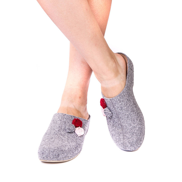 nohy dívky v létě ortopedické boty na bílém izolovaném pozadí - Fotografie, Obrázek
