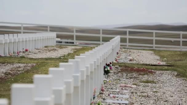 Argentijnse begraafplaats (Cementerio de Darwin, Malvinas), Darwin, East Falkland, Falklandeilanden, Zuid-Atlantische Oceaan . - Video