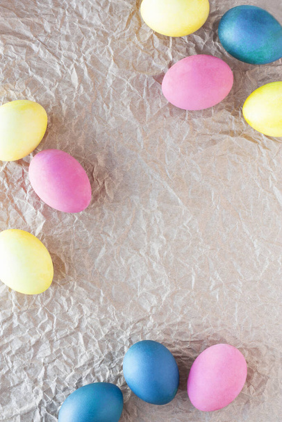 Composição de Páscoa com ovos coloridos em papel artesanal
 - Foto, Imagem