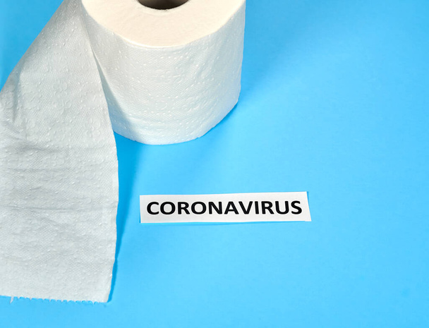 Coronavirus escribiendo con un rollo de papel higiénico sobre un fondo azul. Un nuevo coronavirus es un nuevo coronavirus que no ha sido identificado previamente. El virus que causa la enfermedad coronavirus COVID-19
 - Foto, imagen