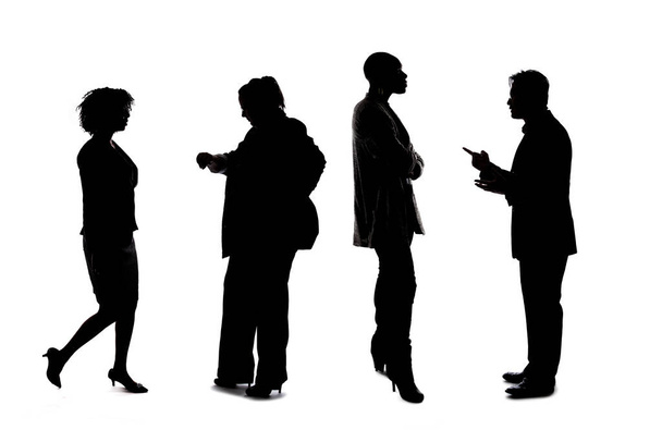Silhouetten van een groep werknemers die een bedrijfs- of netwerkevenement afbeelden. De zakenmannen en -vrouwen zijn onherkenbaar en anoniem en vertegenwoordigen een kantoorteam of -personeel.. - Foto, afbeelding