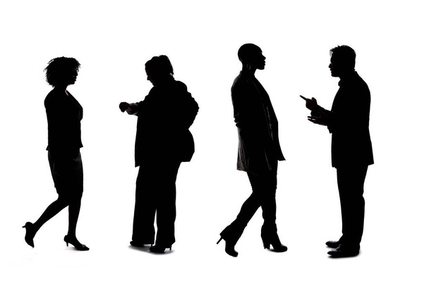 Siluety skupiny pracovníků zobrazující firemní nebo síťovou událost. Podnikatelé a podnikatelky jsou nepoznatelní a anonymní a zastupují kancelářský tým nebo zaměstnance. - Fotografie, Obrázek