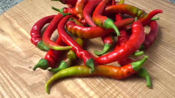 Red chilli, pepper. Shooting in the movement. Shooting in kitchen. - Filmagem, Vídeo