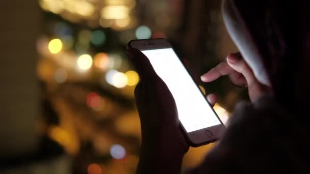 Primer plano de las mujeres utilizan el teléfono inteligente por la noche
  - Imágenes, Vídeo