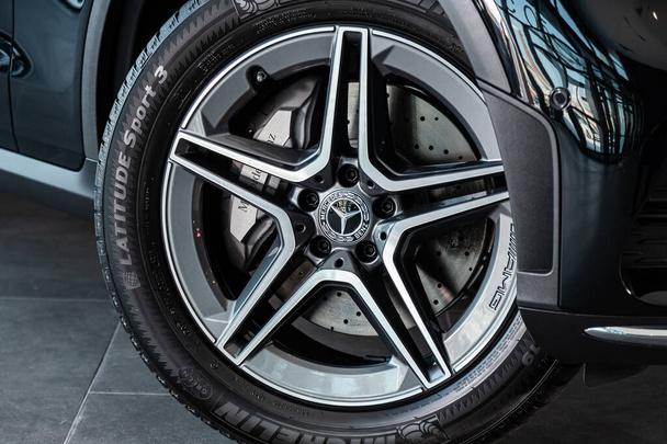 Новосибірськ, Росія 7 березня 2020: Mercedes-Benz GLC-Class, Автомобільне колесо з колесом сплаву і новою гумою на складі автомобіля. Контурний диск. - Фото, зображення
