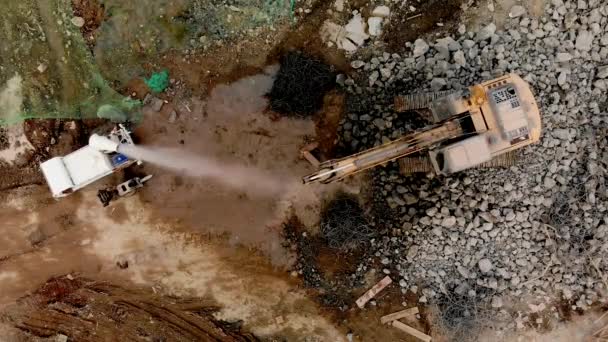 Vista aérea de arriba hacia arriba de un sitio de demolición con excavadora
 - Metraje, vídeo
