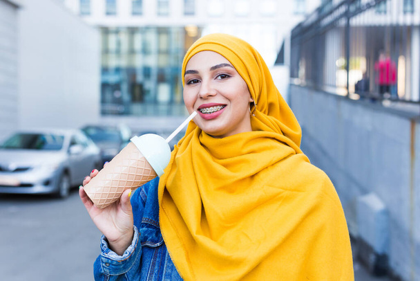 Genç Arap Müslüman kadın dışarıda kokteyl içiyor.. - Fotoğraf, Görsel