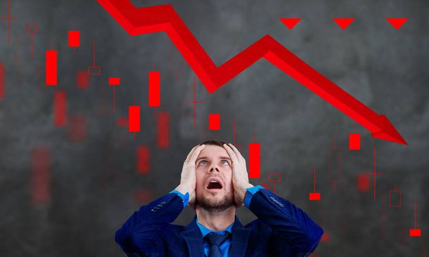 Бизнесмен хватается за голову, потому что фондовые рынки рухнули
. - Фото, изображение