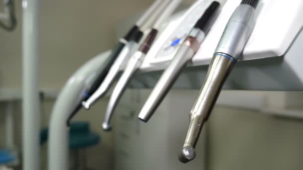 Οδοντιατρική κλινική: δωμάτιο με οδοντιατρικό εξοπλισμό στην κονσόλα. Συλλογή τρυπανιών τοποθετημένων στον πίνακα οδοντιατρικών οργάνων. Κοντινό πλάνο. Εργαλεία οδοντιατρικής περίθαλψης. Γραφείο, Εργαλεία, Όργανα, προμήθειες. 4 βολές k - Πλάνα, βίντεο