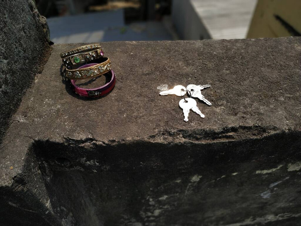 tres pulseras, hermosos anillos de joyería
 - Foto, Imagen