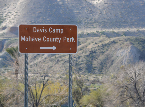 Davis Camp, Mohave County Park Sign. Sonora Wüste, Black Mountain Range, Arizona USA - Foto, Bild