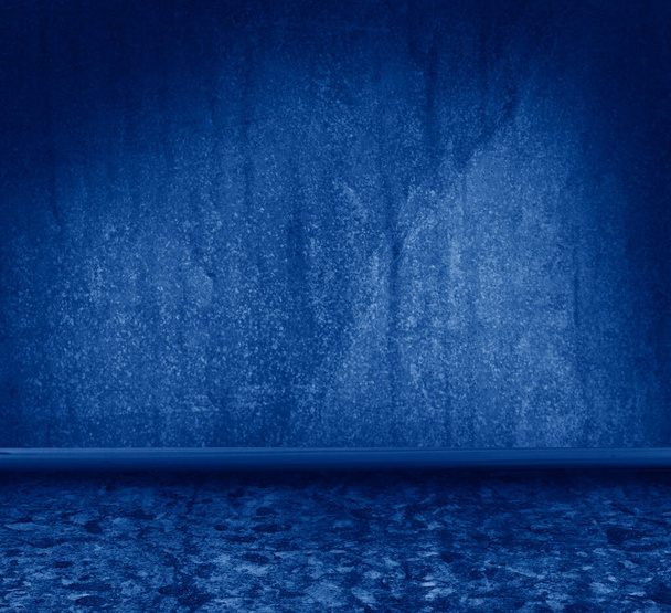 interior grunge tonificado en el color azul clásico de moda del año 2020
 - Foto, Imagen