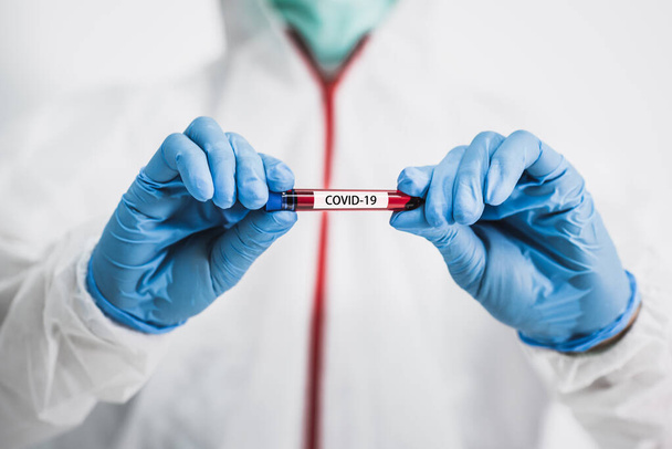 Wissenschaftler beim Coronavirus covid-19 mit Schutztuch für Impfstoffforschung im biologischen Labor. - Foto, Bild