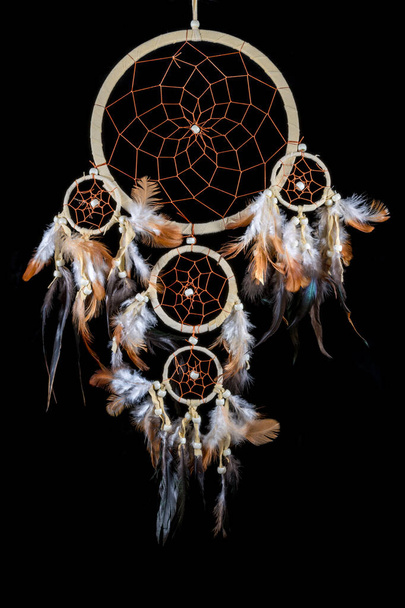 Parel geborduurde dromenvanger met kleurrijke veren en parels - Foto, afbeelding