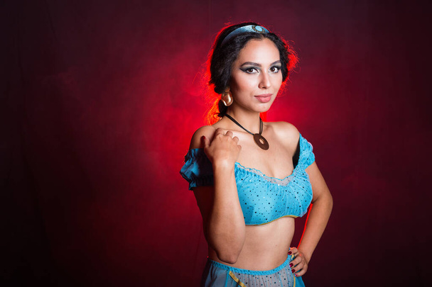Retrato da princesa Jasmine, uma jovem mulher à imagem de uma princesa de fadas oriental no fundo escuro
. - Foto, Imagem