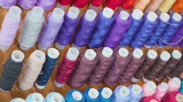 Filmación de hilos de algodón multicolor en taller
 - Metraje, vídeo