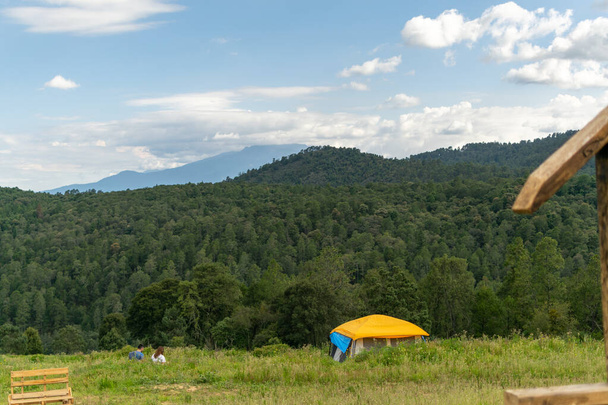 stan na vrcholu hory daleko od lesa - Fotografie, Obrázek