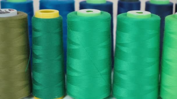 Video de bobinas verdes de hilos en taller
 - Imágenes, Vídeo
