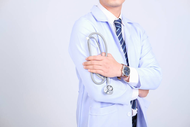 лікар-практик зі стетоскопом на білому тлі. медична професійна медицина концепція охорони здоров'я
 - Фото, зображення